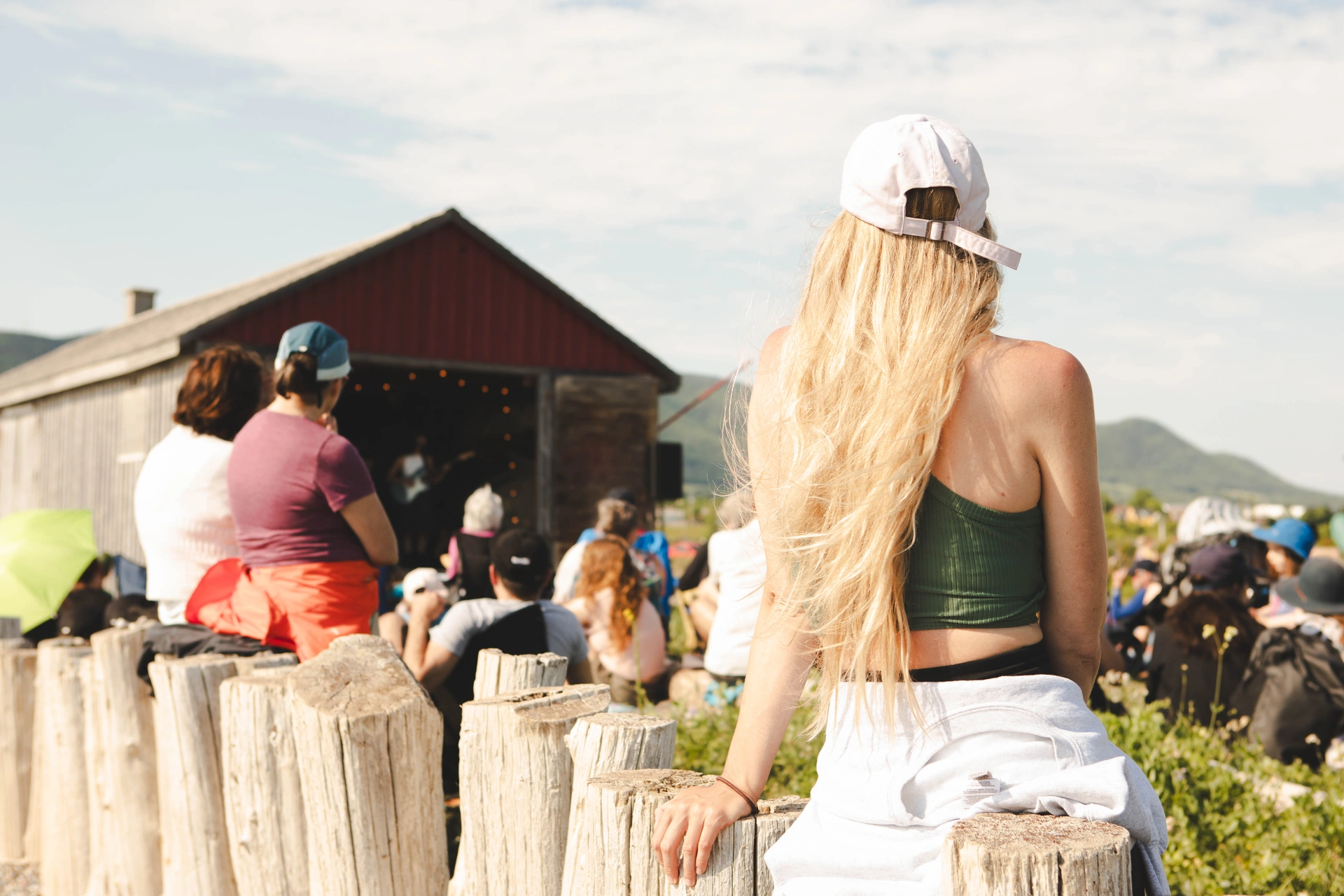 Festival BleuBleu 2024 Festivaliers à la Cabane-à-Eudore © Sarah Lacroix