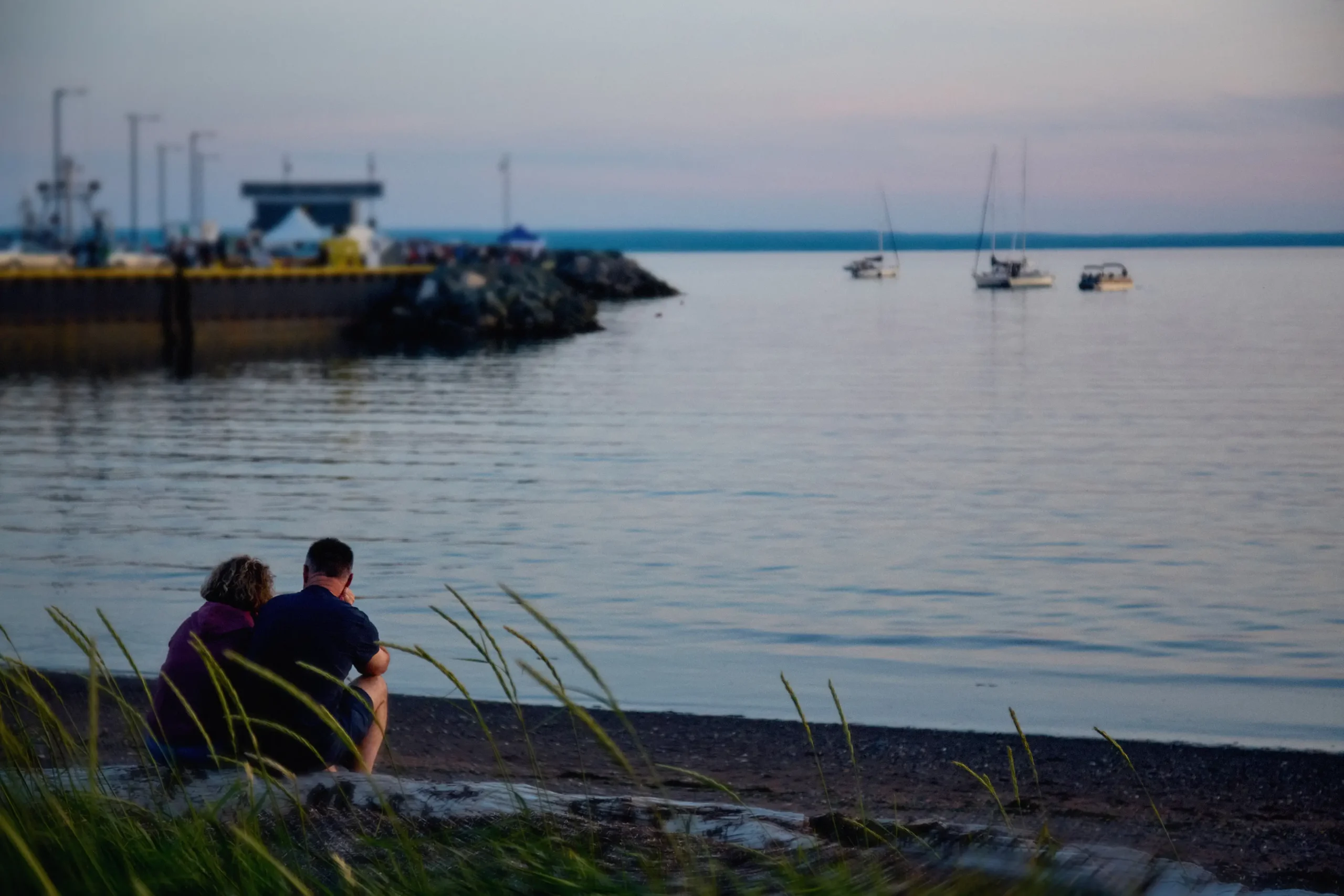 Festival BleuBleu 2025 Couple devant le quai © As Long As There's Life