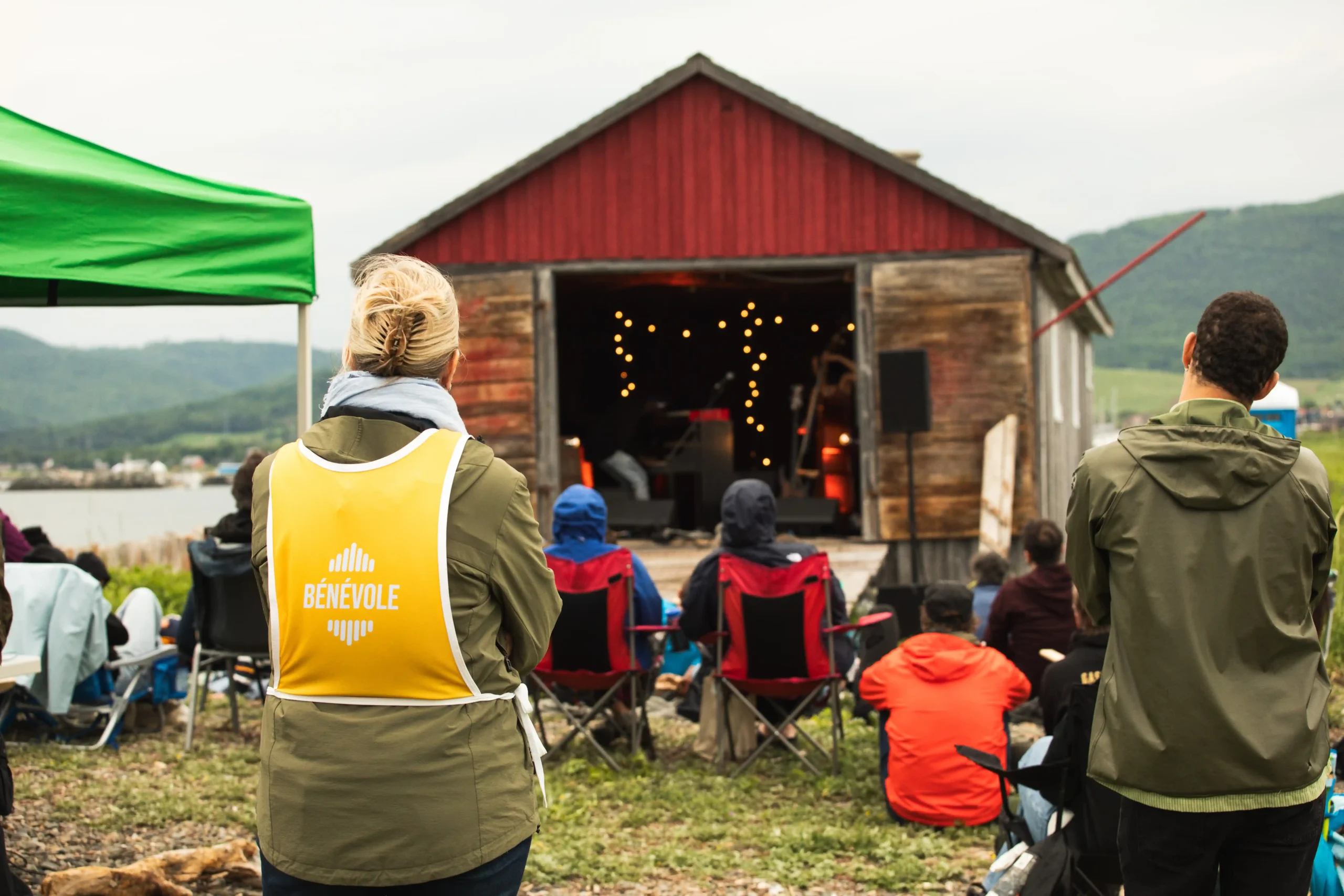 Festival BleuBleu 2025 Festivaliers et bénévoles à la Cabane-à-Eudore © Sarah Lacroix